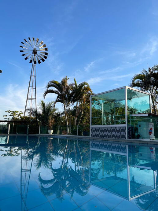 Vista frontal da piscina