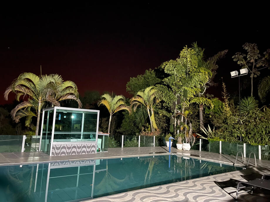 Área da piscina à noite